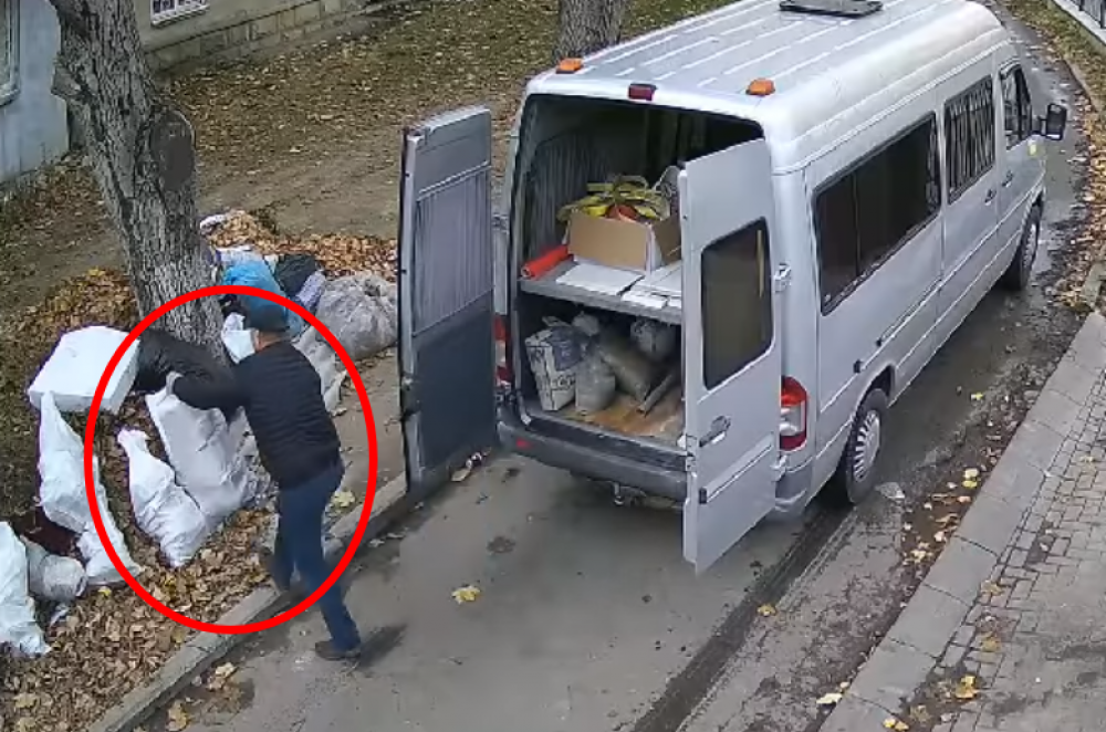 REVOLTĂTOR: Șoferul unui microbuz de rută, filmat în timp ce aruncă mai mulți saci cu gunoi chiar în drum